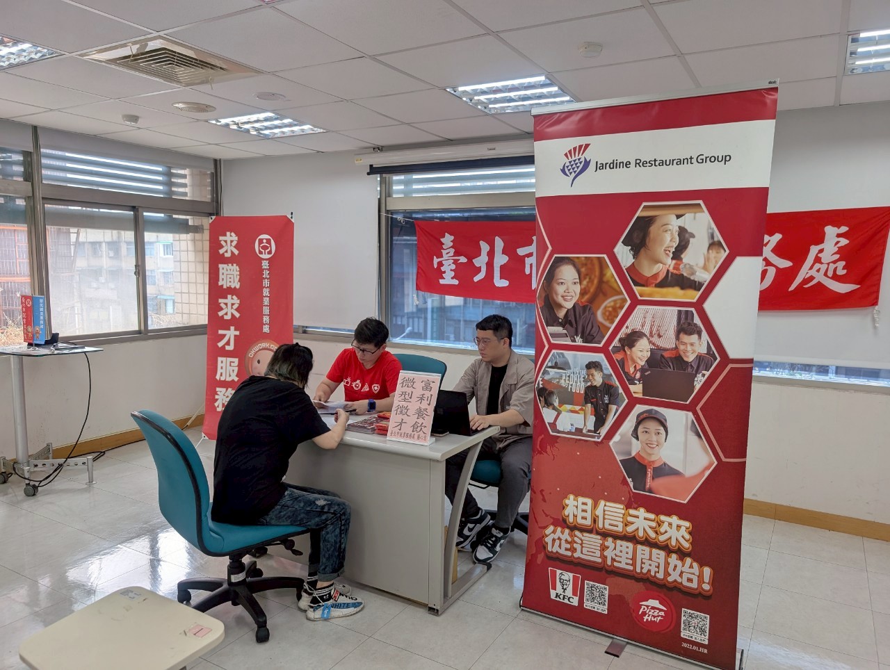圖示二： 北市勞動局就業服務處5月12日至5月16日，共邀集14家知名企業於各就服站舉辦現場徵才活動，提供達737個工作機會。